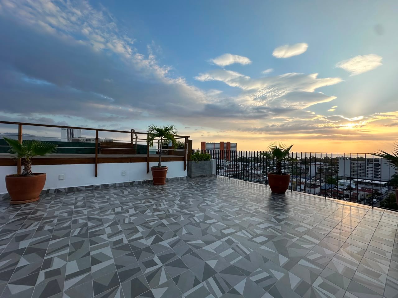 CORNER PENTHOUSE VIA MILAN – VERSALLES/ LONG TERM RENTAL