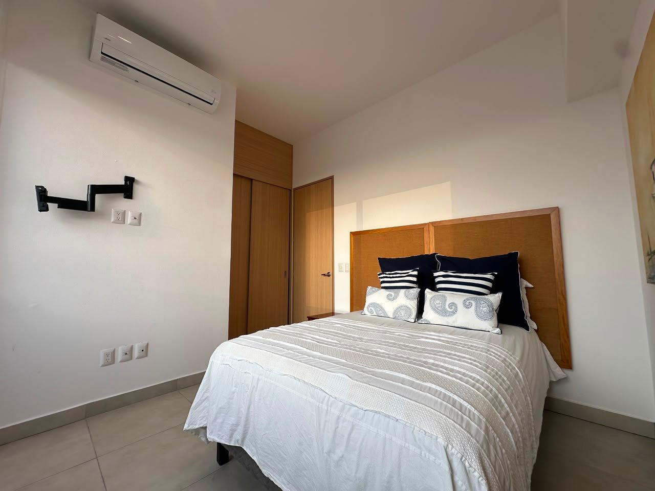 CORNER PENTHOUSE VIA MILAN – VERSALLES/ LONG TERM RENTAL